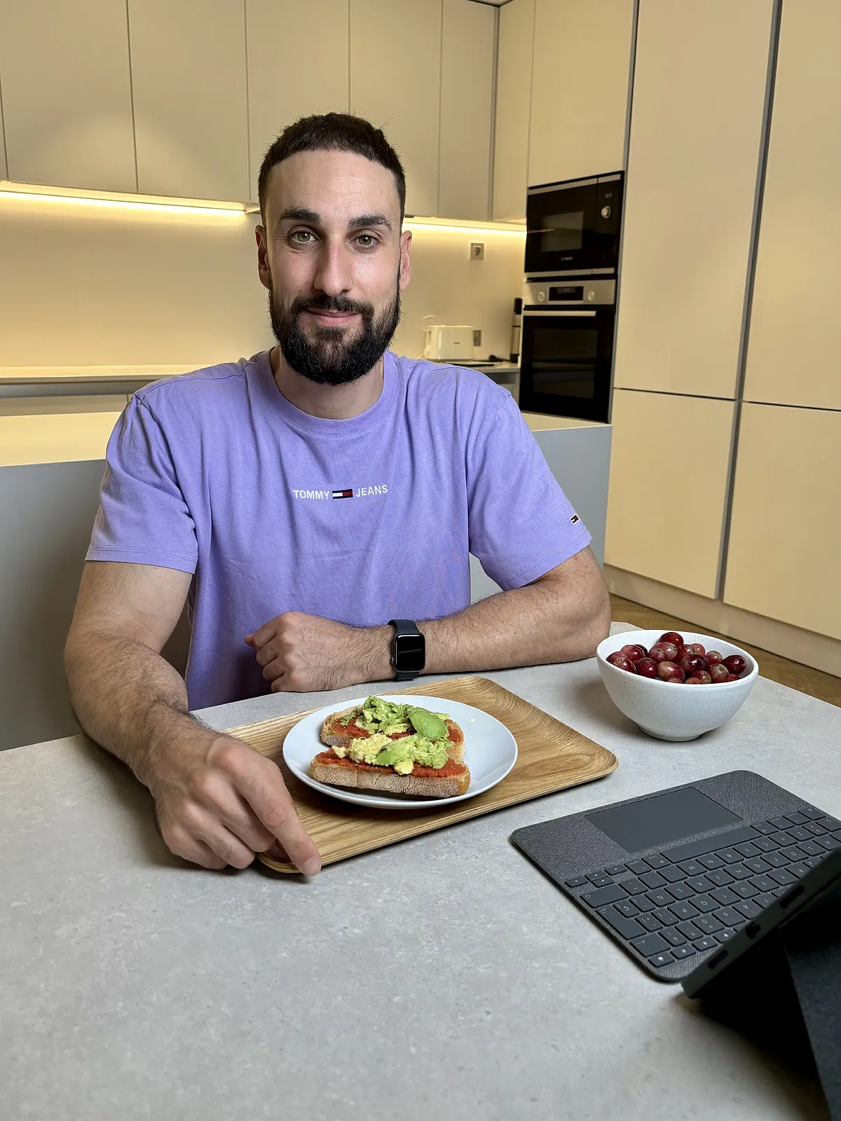 Ander Iglesias, el nutricionista que combate los mitos alimentarios sin drama: "Critican el azúcar del plátano mientras comen galletas"