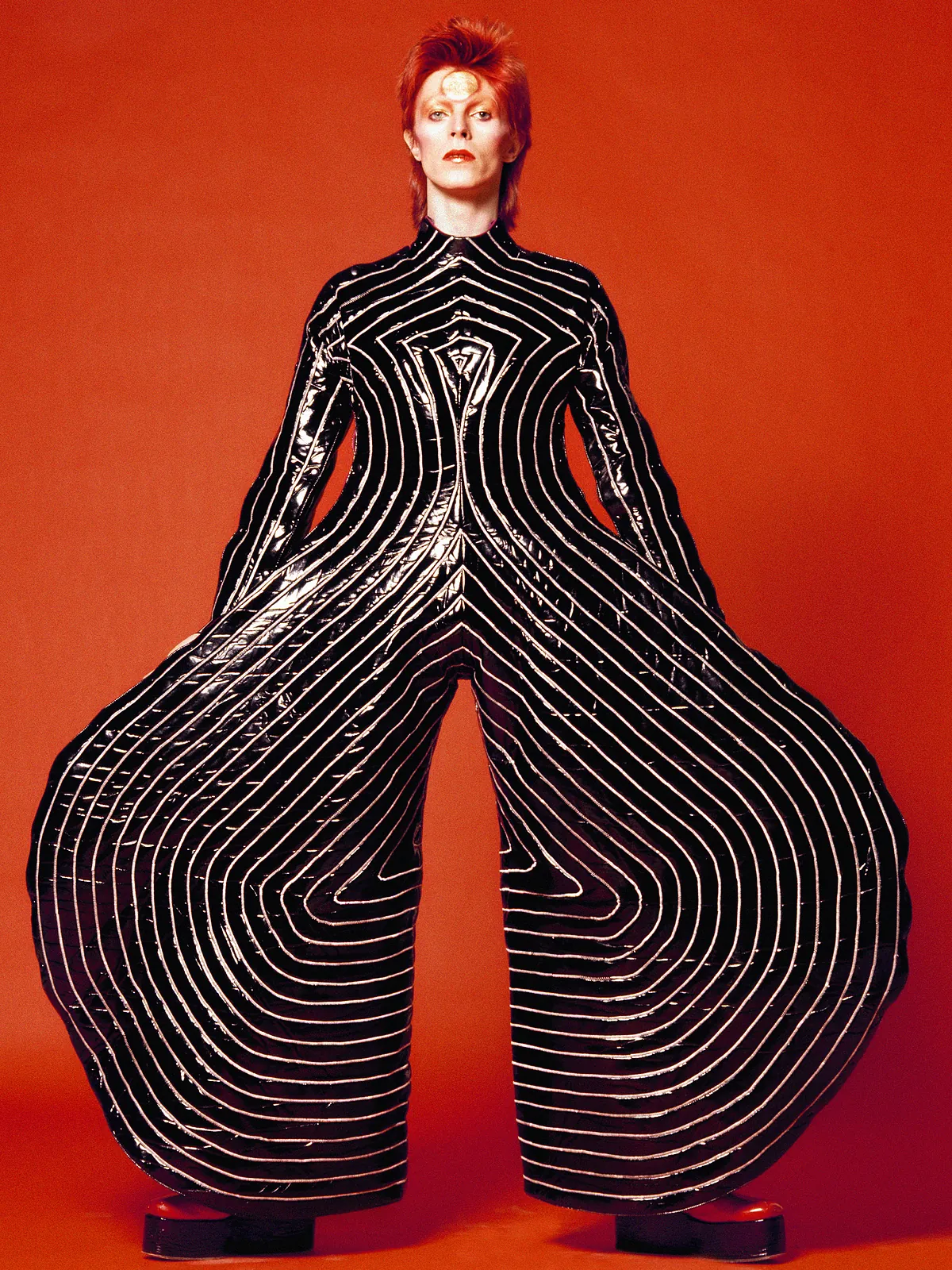 Cuando Bowie se quitaba el disfraz, Sukita estaba ahí: las mejores fotos de moda del cantante, expuestas en Barcelona