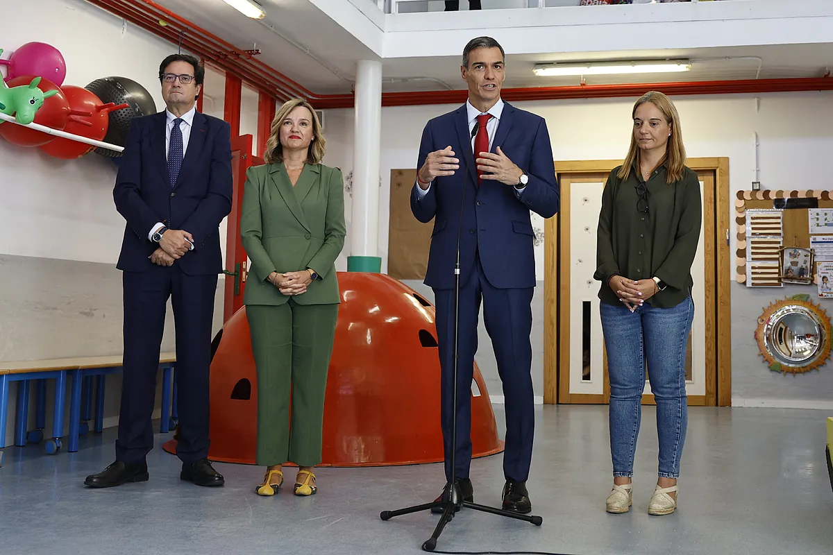 Sánchez anuncia una ley para reducir la carga lectiva de los profesores en el aula a 23 horas en Primaria y 18 horas en Secundaria