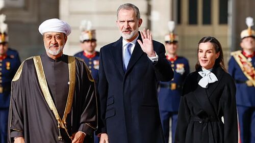 Felipe VI y Letizia reciben al sultán de Omán en Madrid con los máximos  honores