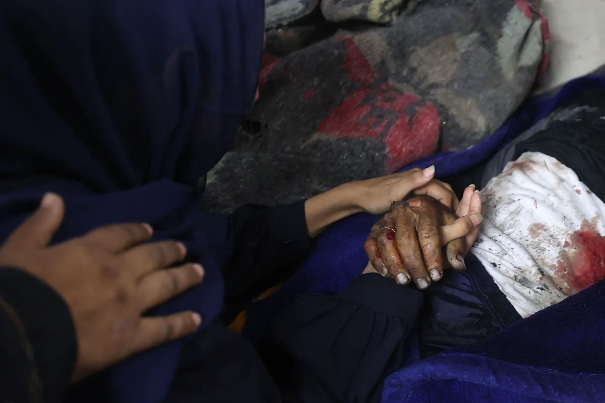 İsrail'in Gazze'de yerinden edilmiş bir evine karşı bombalanması, birkaç çocuk da dahil olmak üzere 11 Filistinliyi öldürür