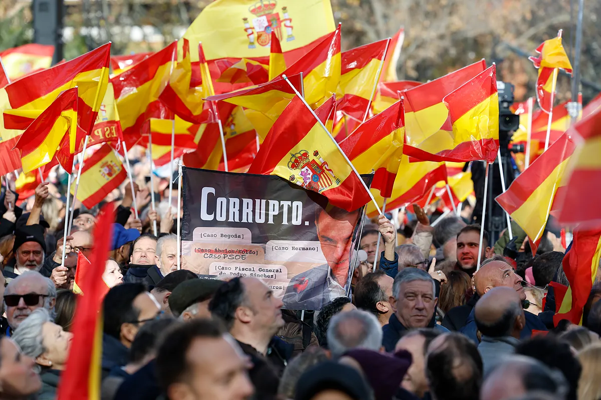 Gimnasia  antisanchista  del PP en Debod: cabreo de guante blanco, mucho jubilado, sobredosis de Europe y aplausómetro de empate entre Feijoó y Ayuso