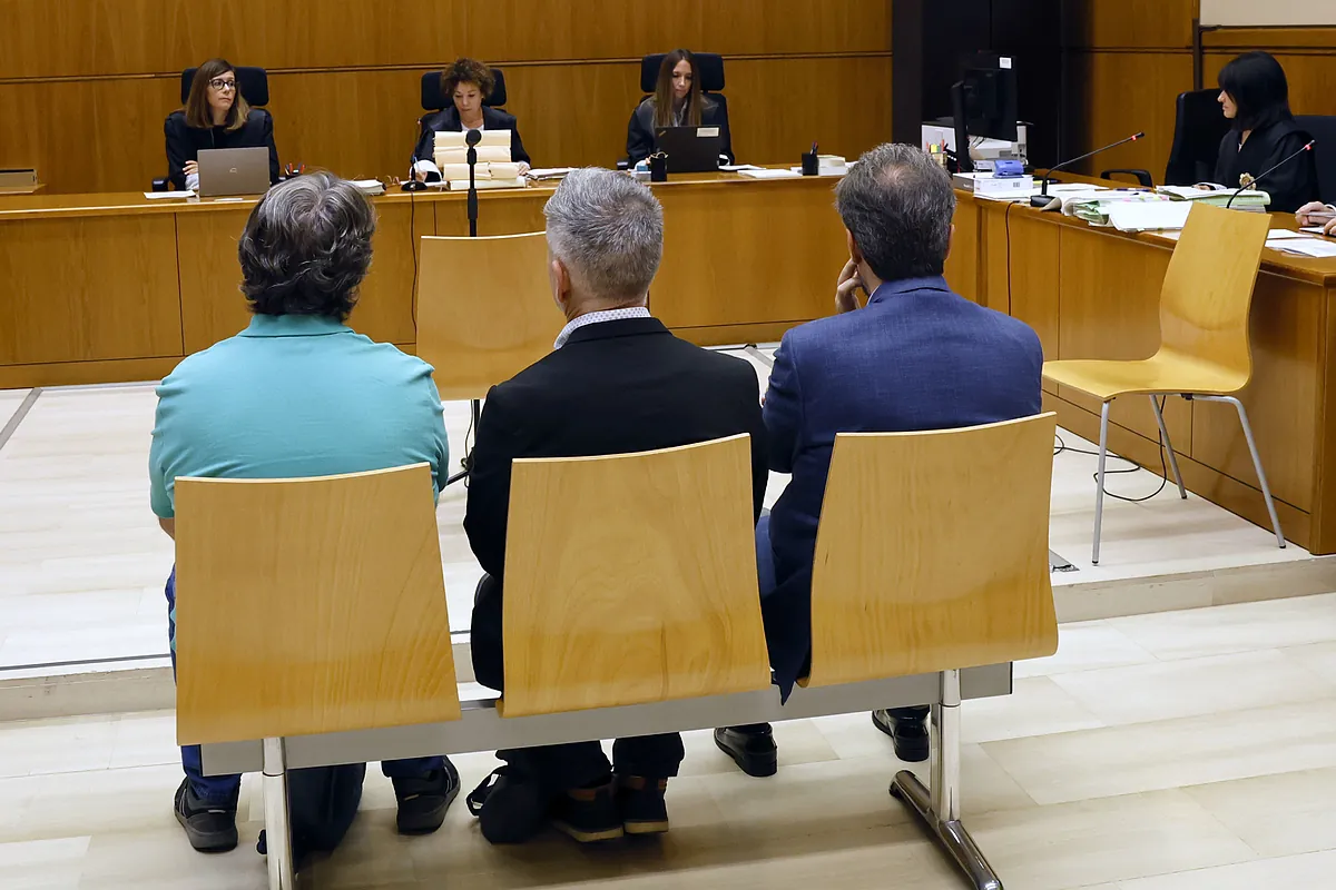 Los padres de Canet en el juicio contra los tuiteros que acosaron a su hija por pedir el 25% de castellano: "Llamaron a dejar a la niña sola en clase, a hacerle bullying"