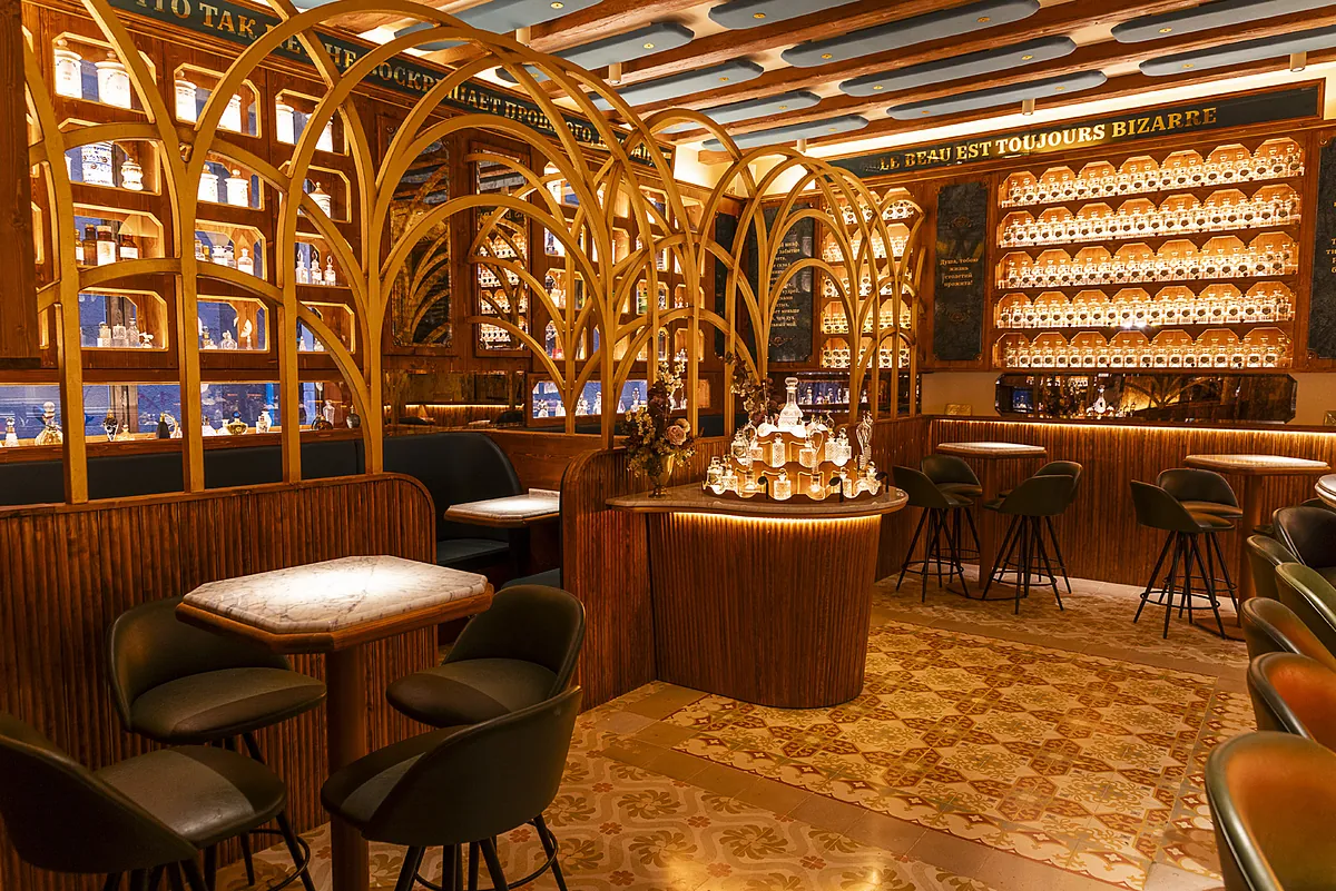 Parece un museo, pero es un bar: así es el nuevo templo de la coctelería en Barcelona que mezcla diseño, perfumes e historia rusa