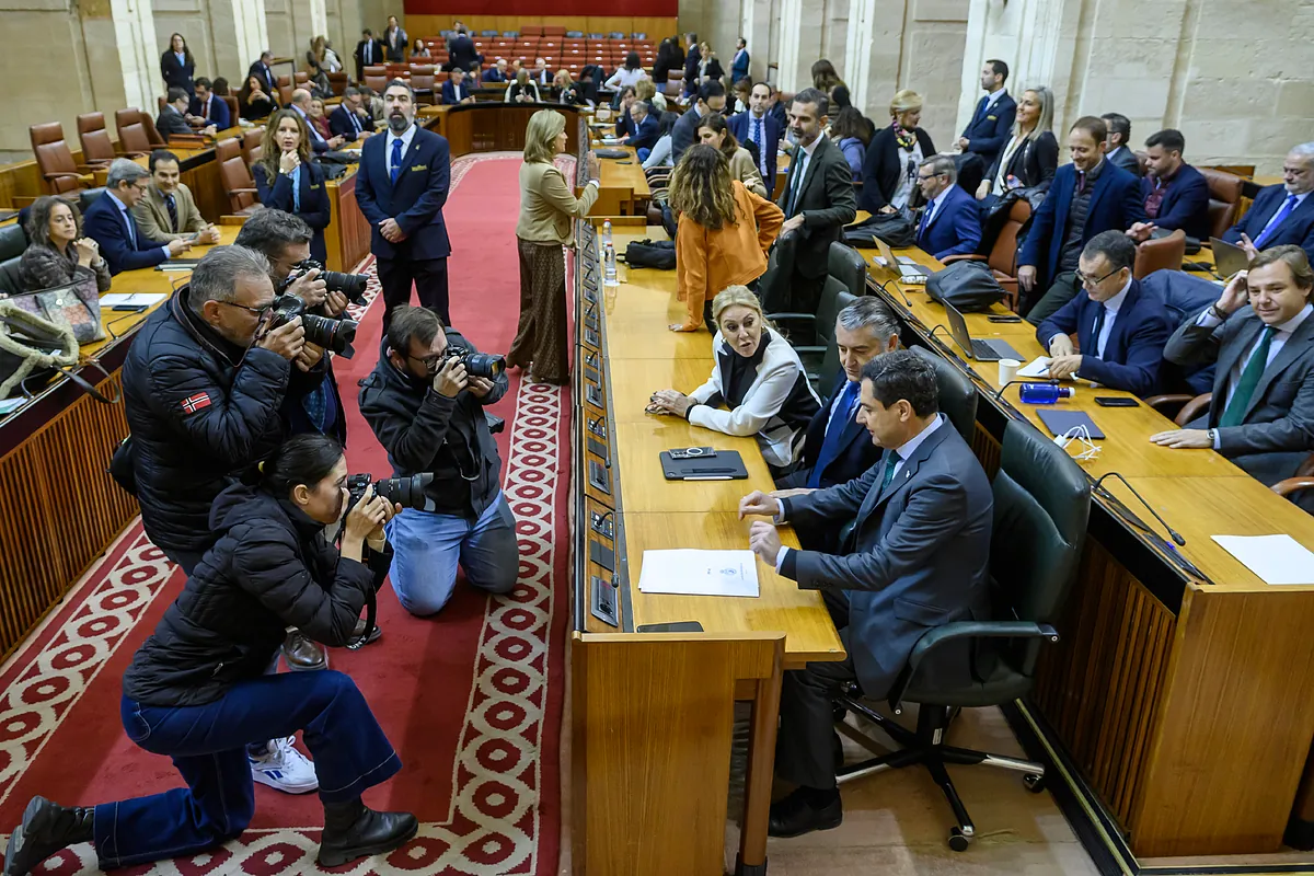 Juanma Moreno vuelve a descartar un adelanto electoral y acusa toda la oposición de seguir los dictados de Moncloa