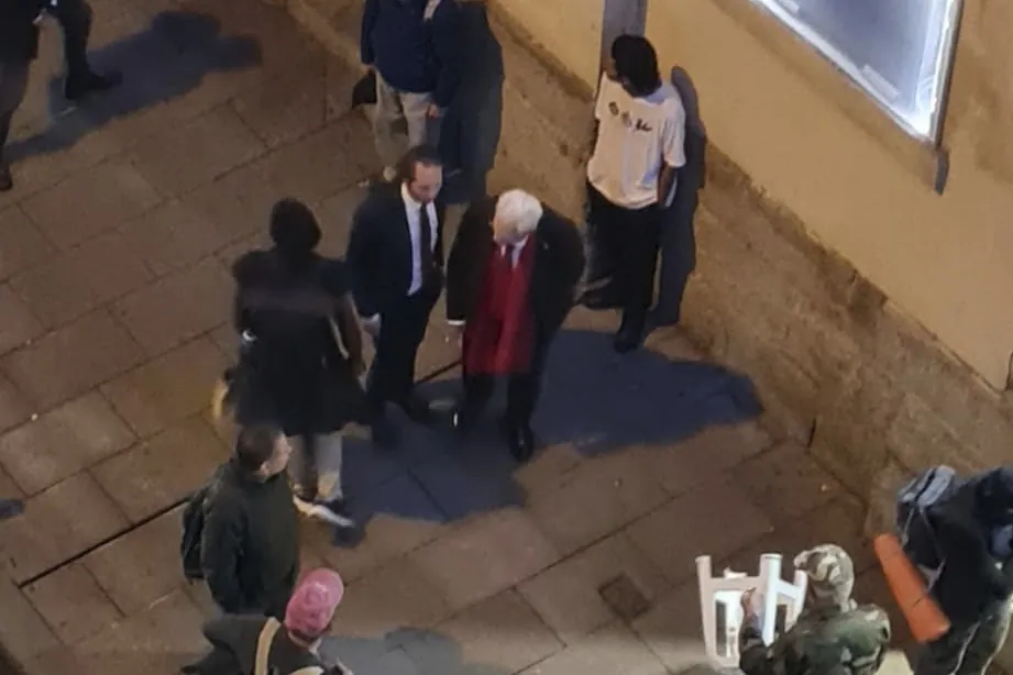 El Padre Ángel suprime las comidas a las personas sin hogar en la Iglesia de San Antón para aplacar a los vecinos y les dará el bocadillo con el desayuno