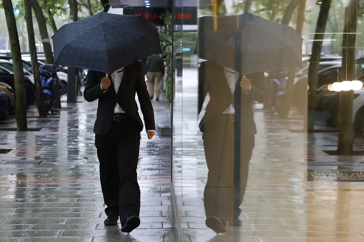 El tiempo de hoy según AEMET: alerta por precipitaciones con aviso naranja por tormentas en Valencia y otras ocho comunidades en amarillo