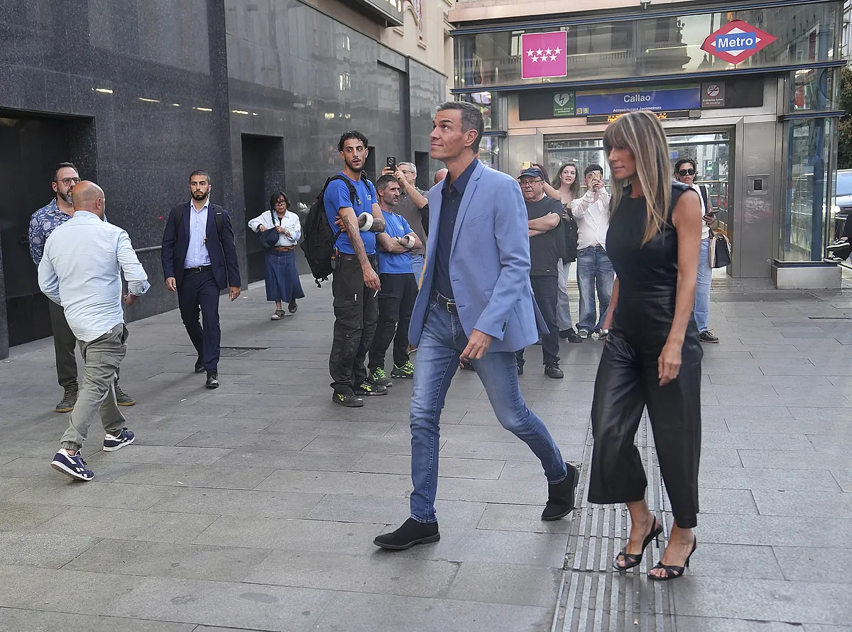 Pedro Sánchez y Begoña Gómez se dejan ver acudiendo al estreno de la última película de Amenábar
