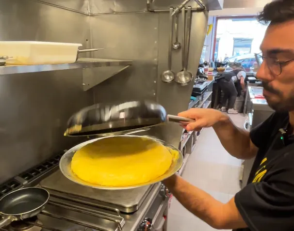 Así se hace la mejor tortilla de España: huevos gallegos, patata segoviana y muchas vueltas