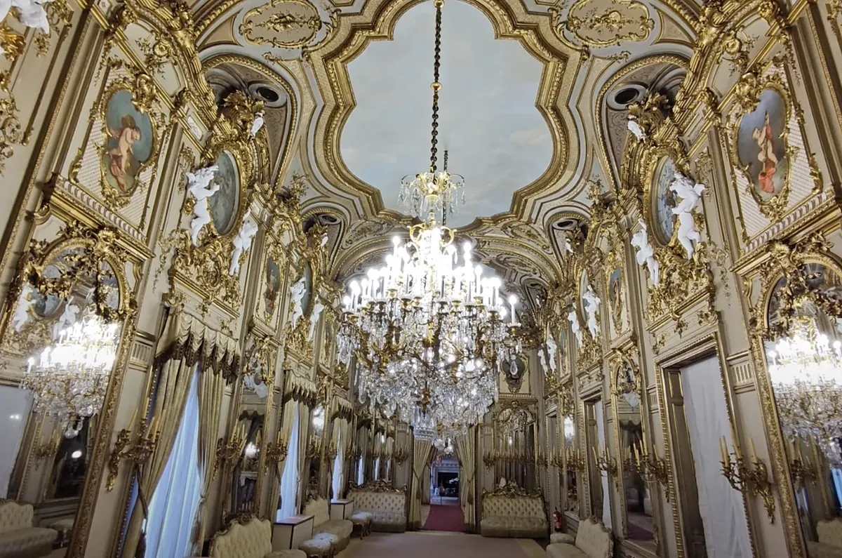 El palacio de Madrid que no es muy conocido, está cerca del centro y es una auténtica joya: una espectacular escalera de mármol y lujosos salones que recuerdan a Versalles