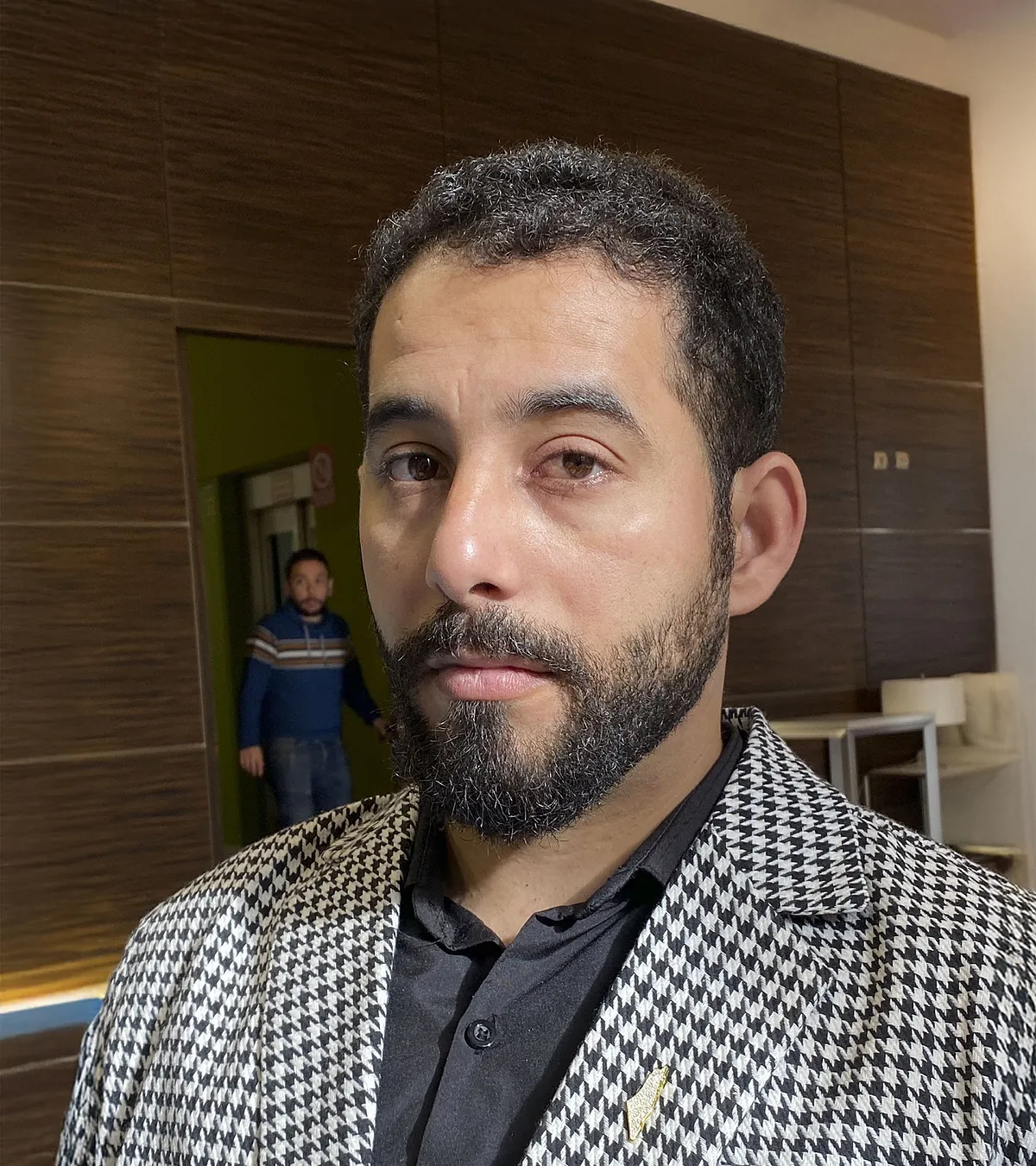 La poesía salvó la vida de este escritor palestino: "Quiero ayudar a que la gente visualice cada muerte"