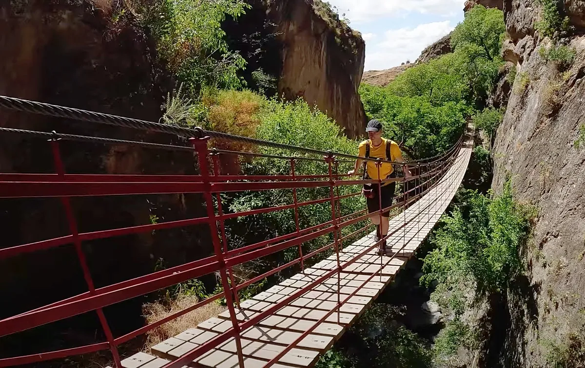 Un sendero con sombra, agua y naturaleza que es perfecto para ir con niños desde Granada