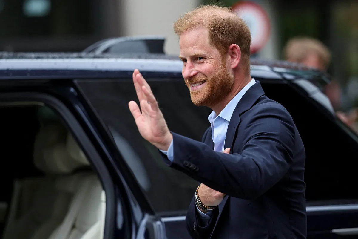 El príncipe Harry y su padre Carlos III toman el té durante su primera reunión en 19 meses