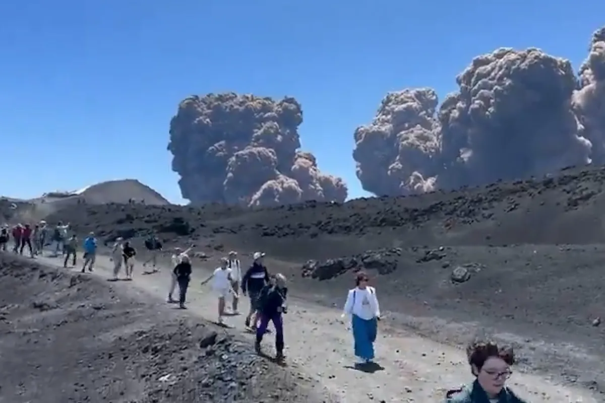 Turistas huyen a la carrera por una fuerte erupción del Etna: "Todos están en pánico"