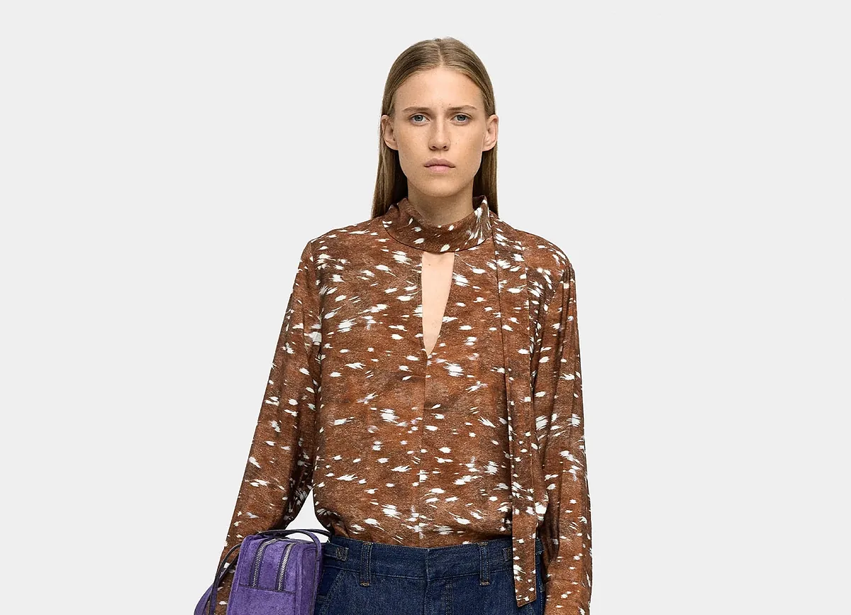 Así son las blusas de Parfois con estilo animal que elevan cualquier look con bolsos bowling