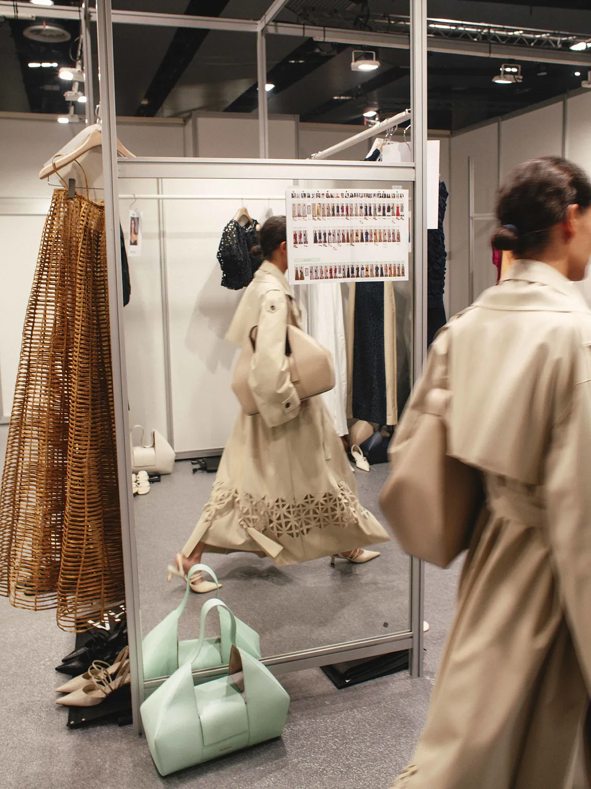En las entrañas de la MBFW: desde el backstage a la pasarela, Simorra se convierte en traductor de "la belleza infinita de la naturaleza" en su regreso al Palacio de Cibeles