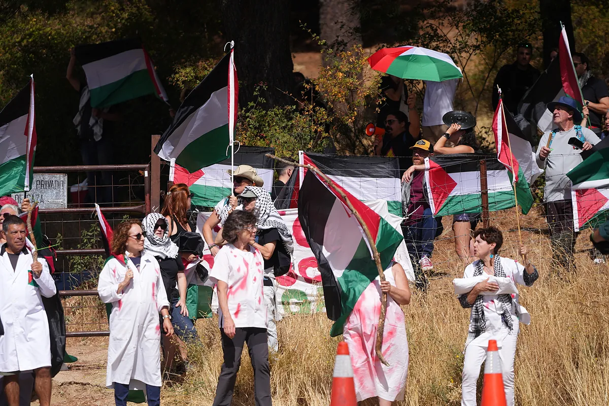 Los manifestantes propalestinos cortan la carretera a falta de 19 kilómetros e interrumpen peligrosamente al pelotón de favoritos de la Vuelta