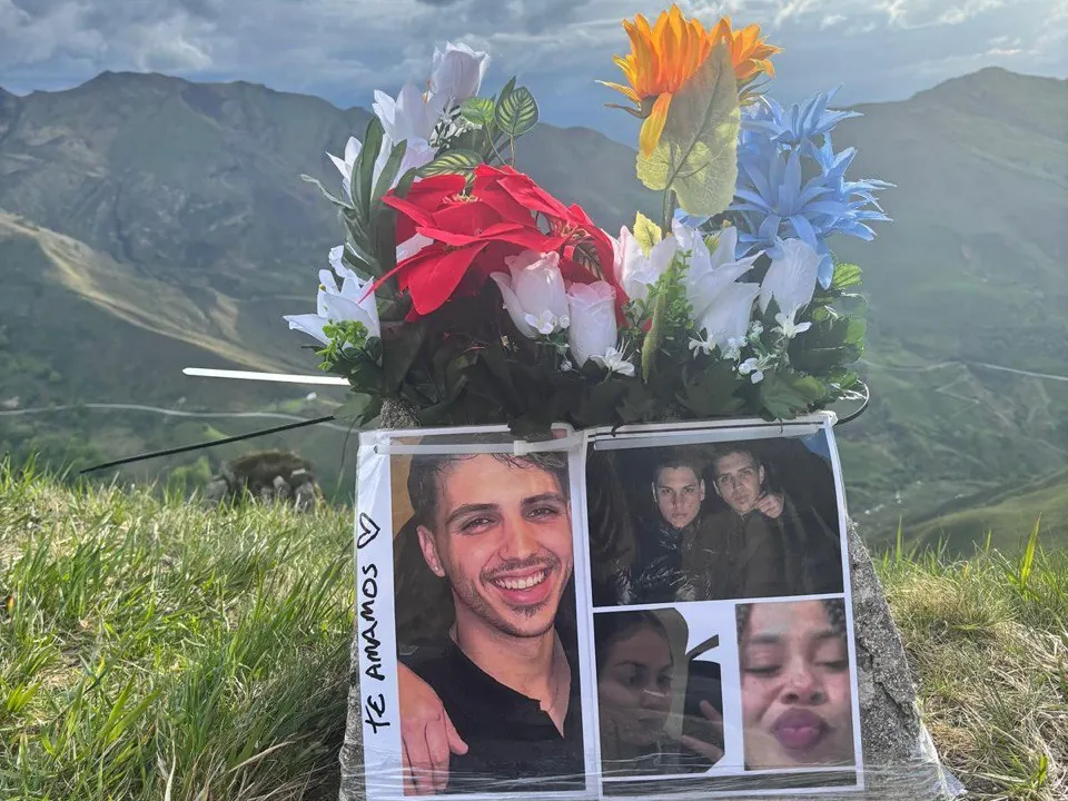 Las familias de los fallecidos al despeñarse su coche en Cantabria impulsan una campaña para pedir quitamiedos en el Puerto de Lunada:  Actúen ya, no más muertes evitables 