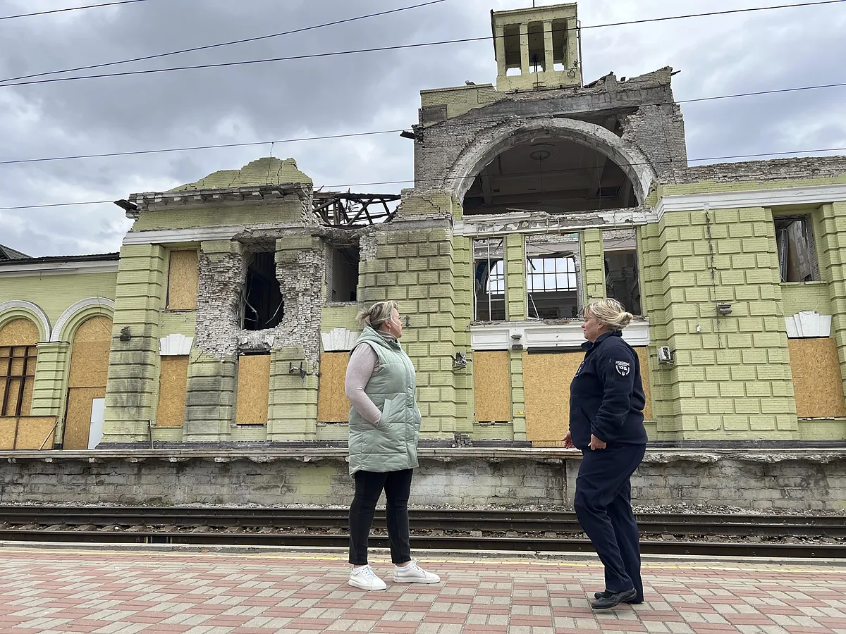 La batalla de los trenes: Rusia y Ucrania atacan las "arterias de la guerra"