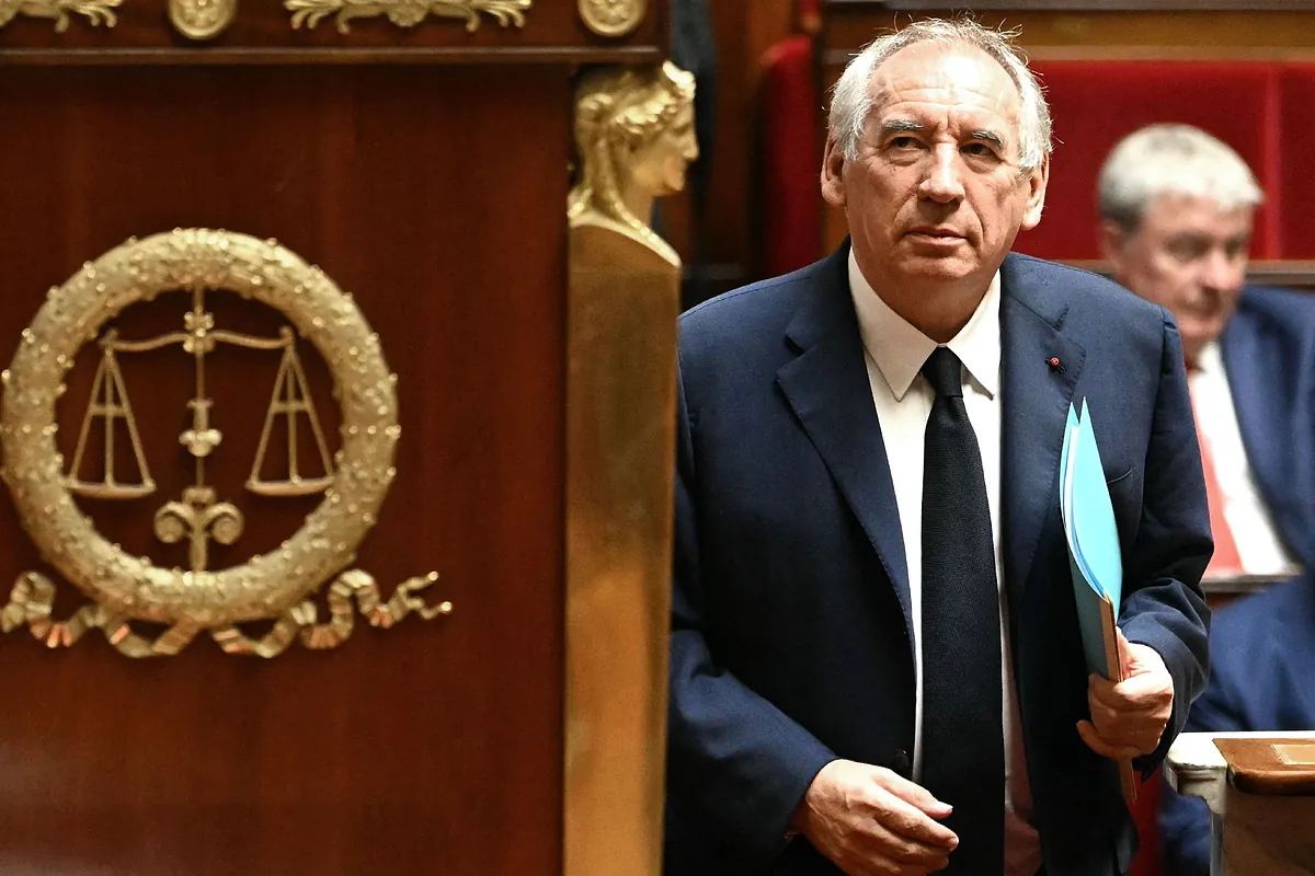 La dimisión de Bayrou dispara la prima de riesgo de Francia por delante de la de Italia