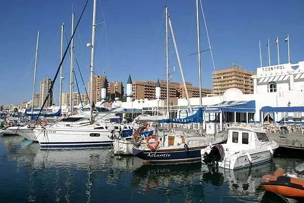 Ocho heridos tras la explosión de un barco en el puerto deportivo de Fuengirola