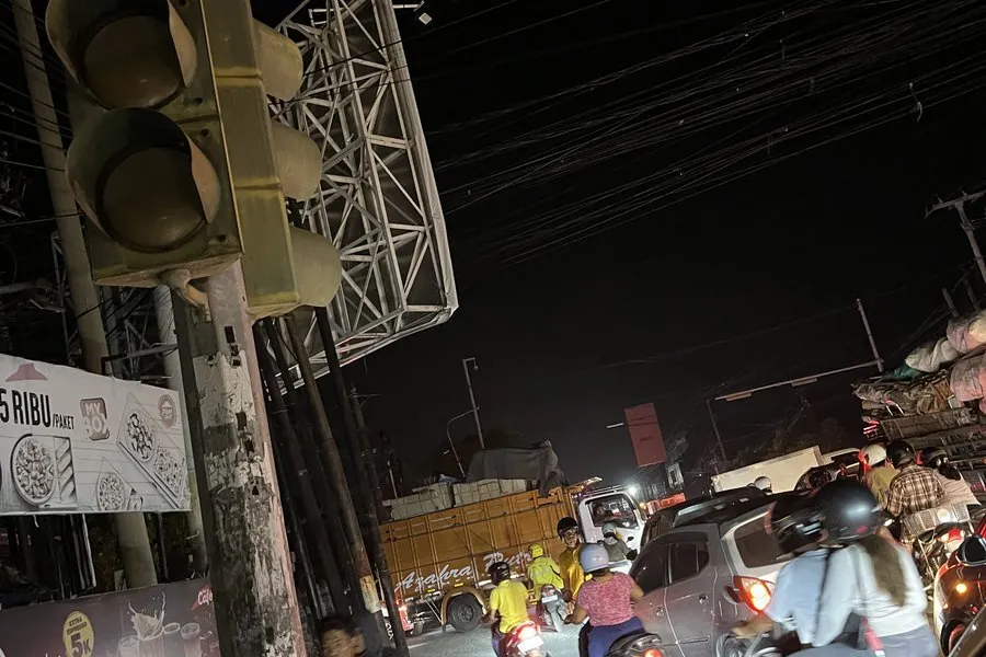 Endonezya'nın en turistik adası olan Dark Bali'yi terk eden bir aplan