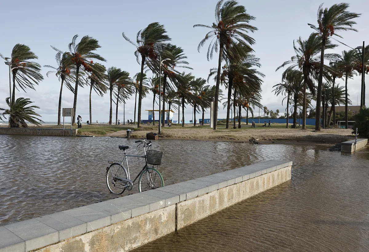 La alerta por lluvias en Valencia provoca el cierre de clases en varios municipios y se complica la conexión con Tarragona