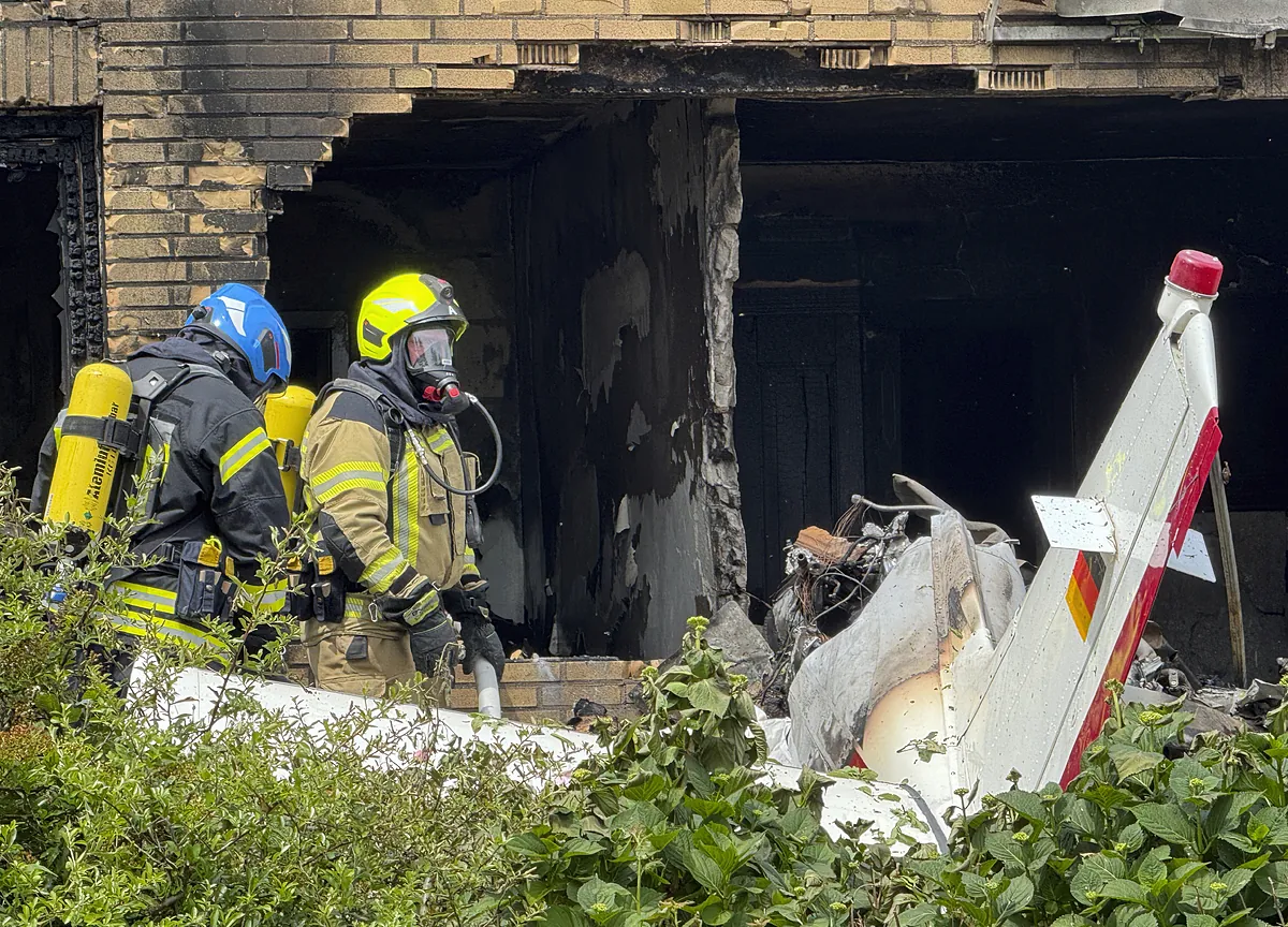 Almanya'daki bir evin terasına karşı bir uçağa çarptıktan sonra iki ölü