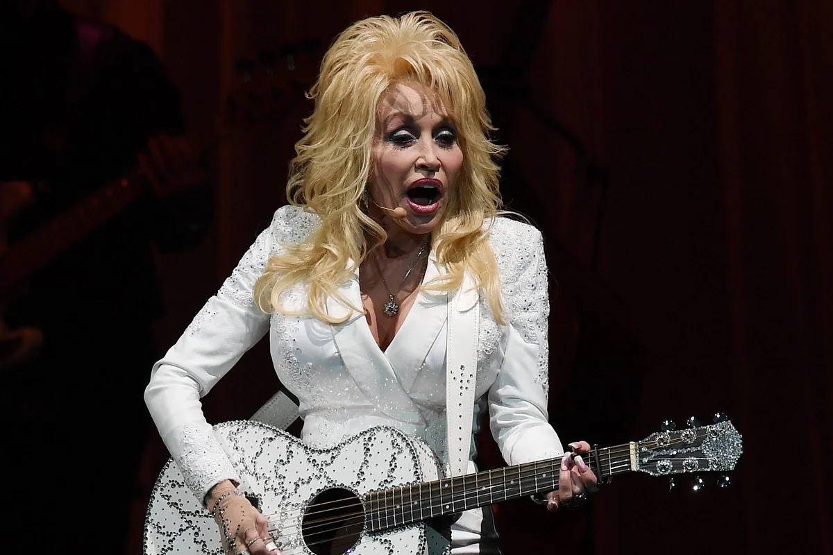 Preocupa la salud de la leyenda del country Dolly Parton y su hermana pide rezar por ella: "No se ha sentido bien últimamente"