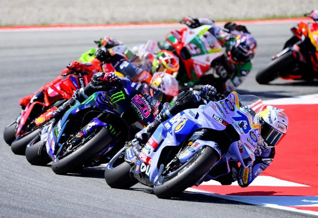 Una caída de Álex deja en bandeja la decimoquinta victoria de Marc Márquez al 'sprint'