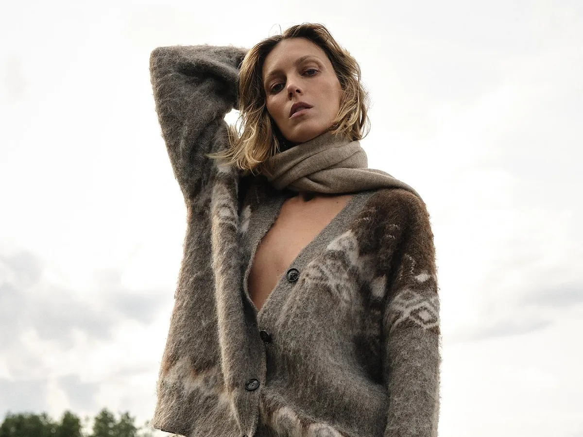 Las novedades de Zara de esta semana son ideales para este frío: abrigo bufanda, jerséis y faldas de lana, chaqueta efecto cepillado y botas de serraje