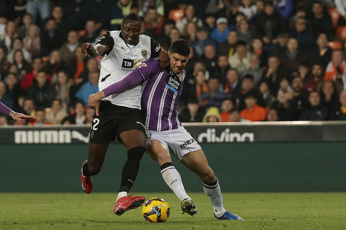 El Valencia se agarra a los goles de Sadiq y obra ante el Valladolid el milagro que le saca del descenso