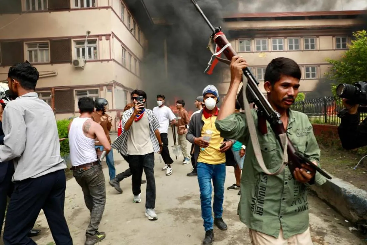 Yüzlerce protestocu Oli'nin istifasından sonra Nepal Parlamentosu'nu alıp yakıyor