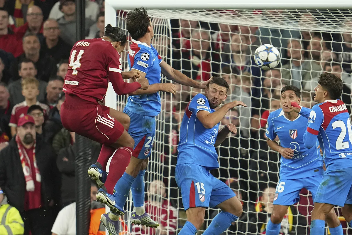Van Dijk evita el milagro de Llorente y da la victoria al Liverpool ante el Atlético