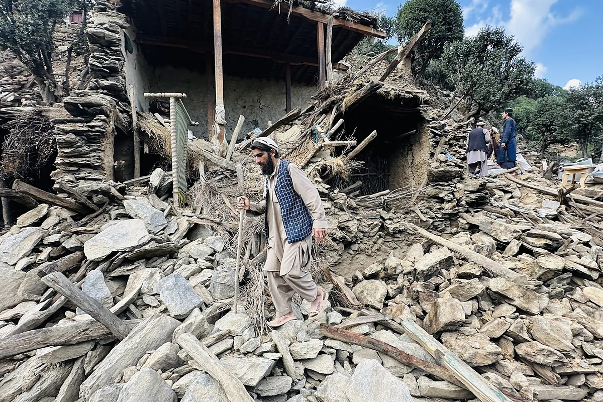 Las mujeres afganas no son rescatadas ni atendidas tras el terremoto por la prohibición de tocarlas