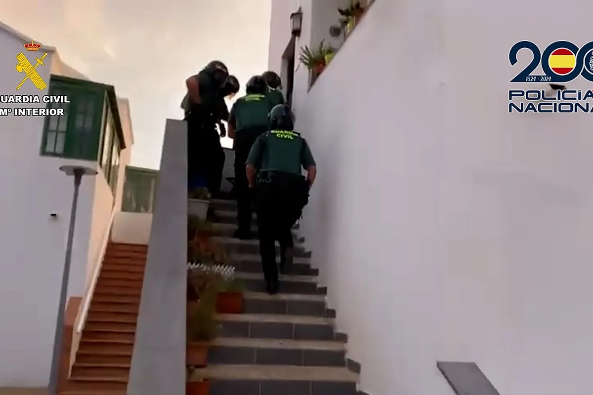 Cae una red que usaba disfraces de policía para pasar cocaína en el aeropuerto de Barajas