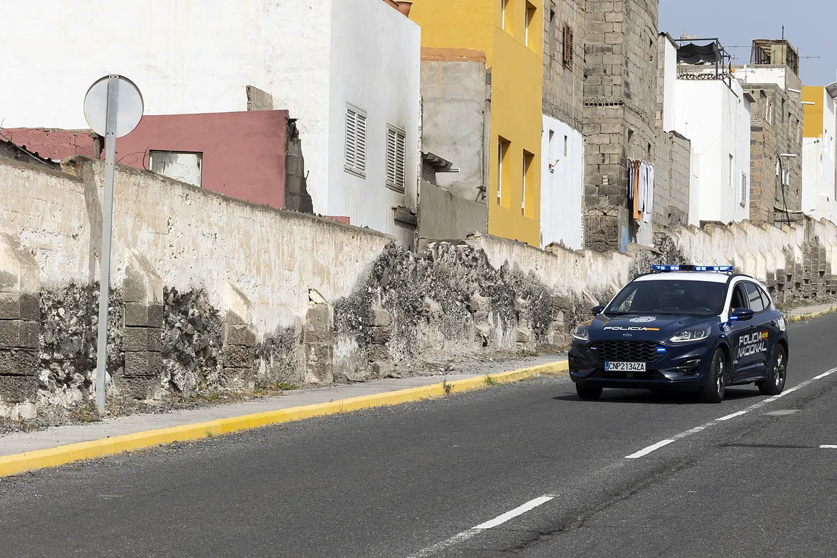La Isleta, el barrio de Las Palmas donde un inmigrante con orden de expulsión prendió fuego a una menor tutelada:  Estamos muy cansados, esto no hay quien lo aguante 