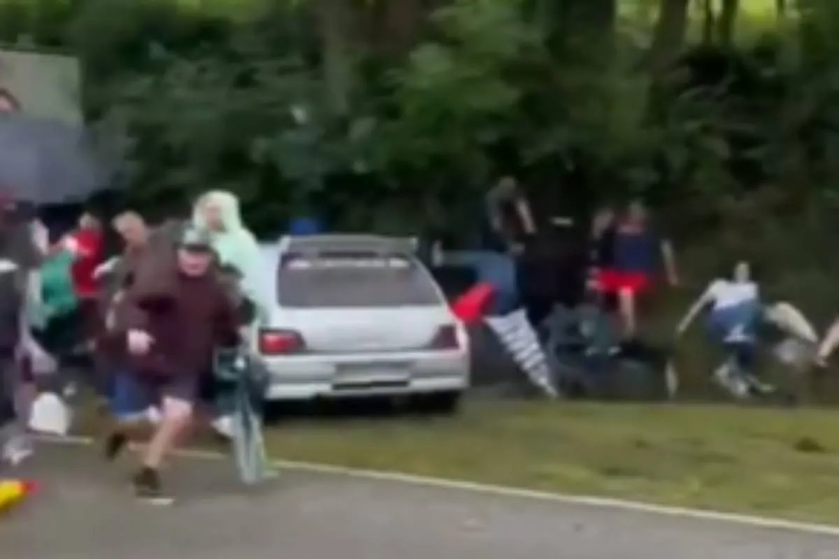Un coche se sale de la pista en el Rallye de Hoznayo y atropella a ocho espectadores