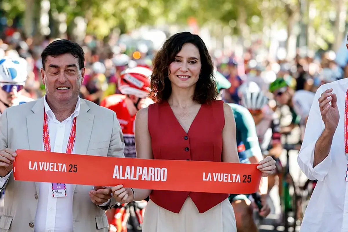 Ayuso da a la Vuelta Ciclista a España la Medalla de Oro de la Comunidad de Madrid
