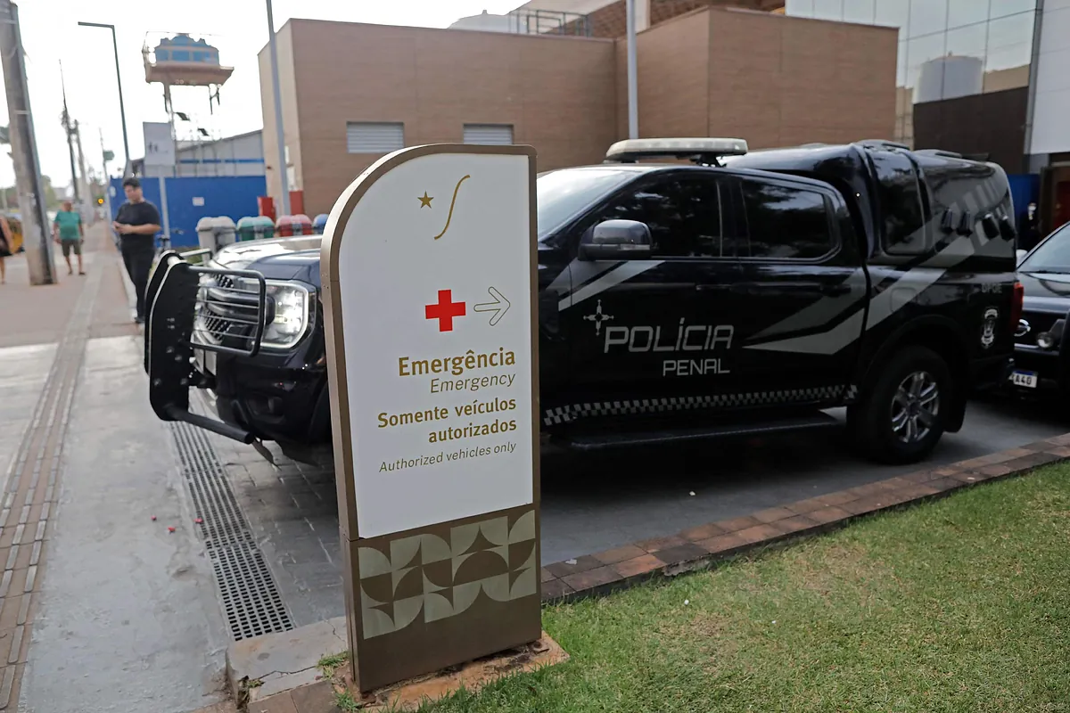Crisis de salud lleva a Bolsonaro al hospital mientras su hijo Eduardo es elegido líder de la minoría en el Congreso