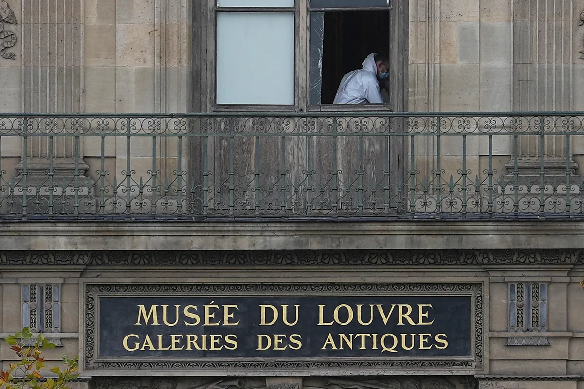 Los graves fallos de seguridad que permitieron el robo en el Louvre: "Hace un mes se apagó la alarma de una de las ventanas porque se activaba erróneamente"