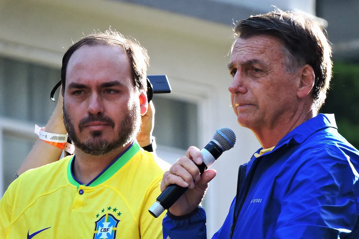 Eduardo, el desconcertante líder en el suicidio político de los Bolsonaro: "Se ha convertido en enemigo de Brasil"