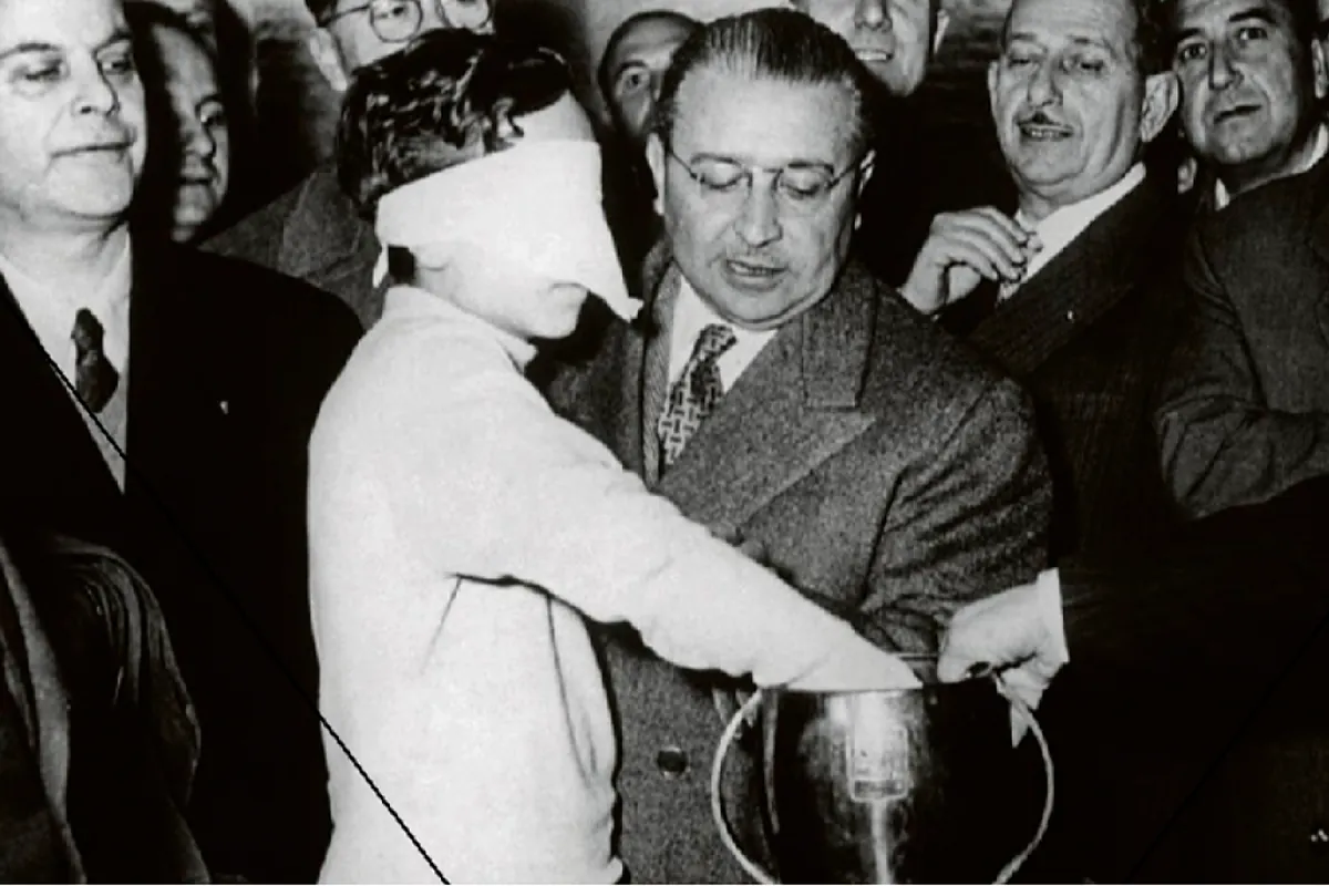 El último disgusto de España contra Turquía camino de un Mundial: un niño con los ojos vendados, un seleccionador-dentista y tabaco para los espectadores