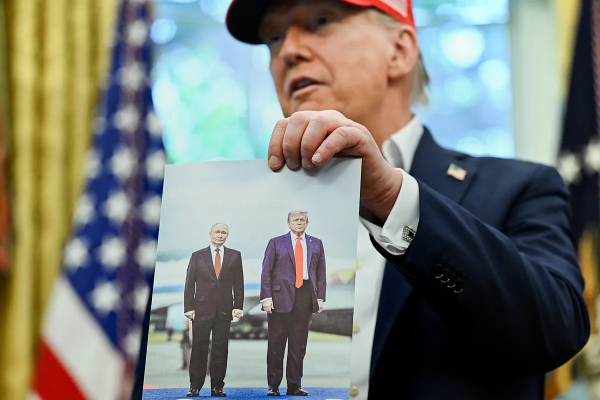 Trump enseña una foto enviada por Putin de ambos juntos y asegura que todo se sabrá en "dos semanas"