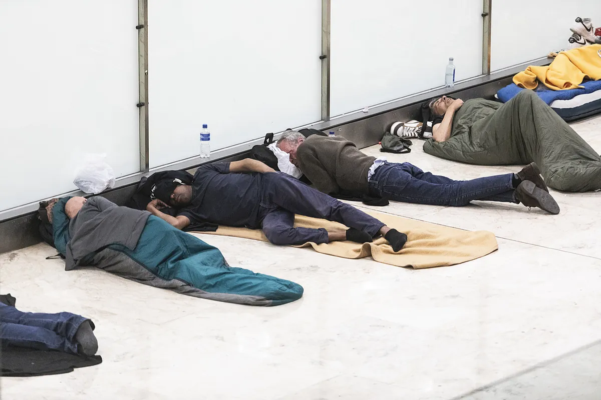 Aena amenaza a Almeida con ir a los tribunales y el Ayuntamiento acusa a la empresa pública de "hostigar" y "utilizar" a las 500 personas sin hogar que viven en el aeropuerto de Barajas