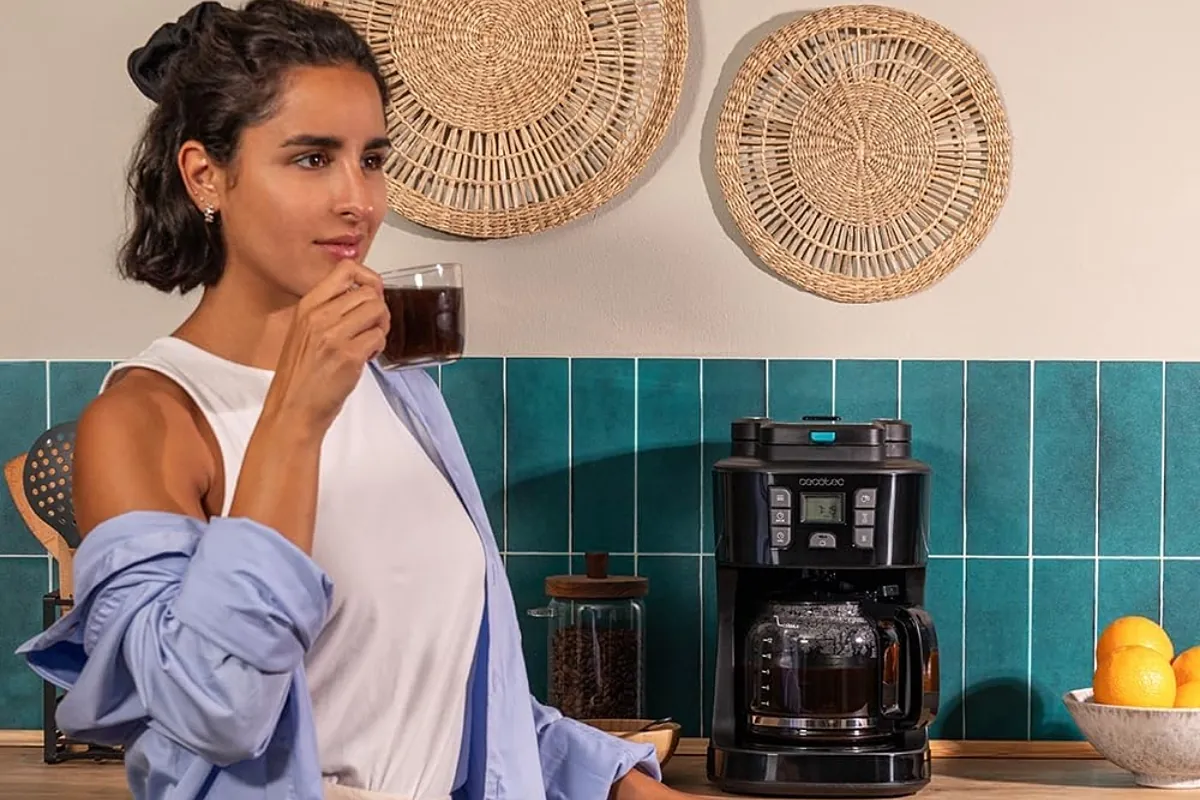 Menos de 70 euros por una cafetera con molinillo: el chollo de Cecotec que está arrasando