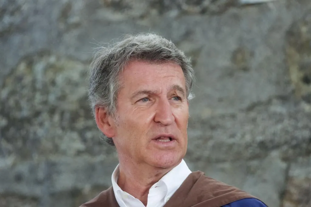 Feijóo pide  menos espectáculo y menos teatro  para que España supere  los tiempos inciertos  de Sánchez