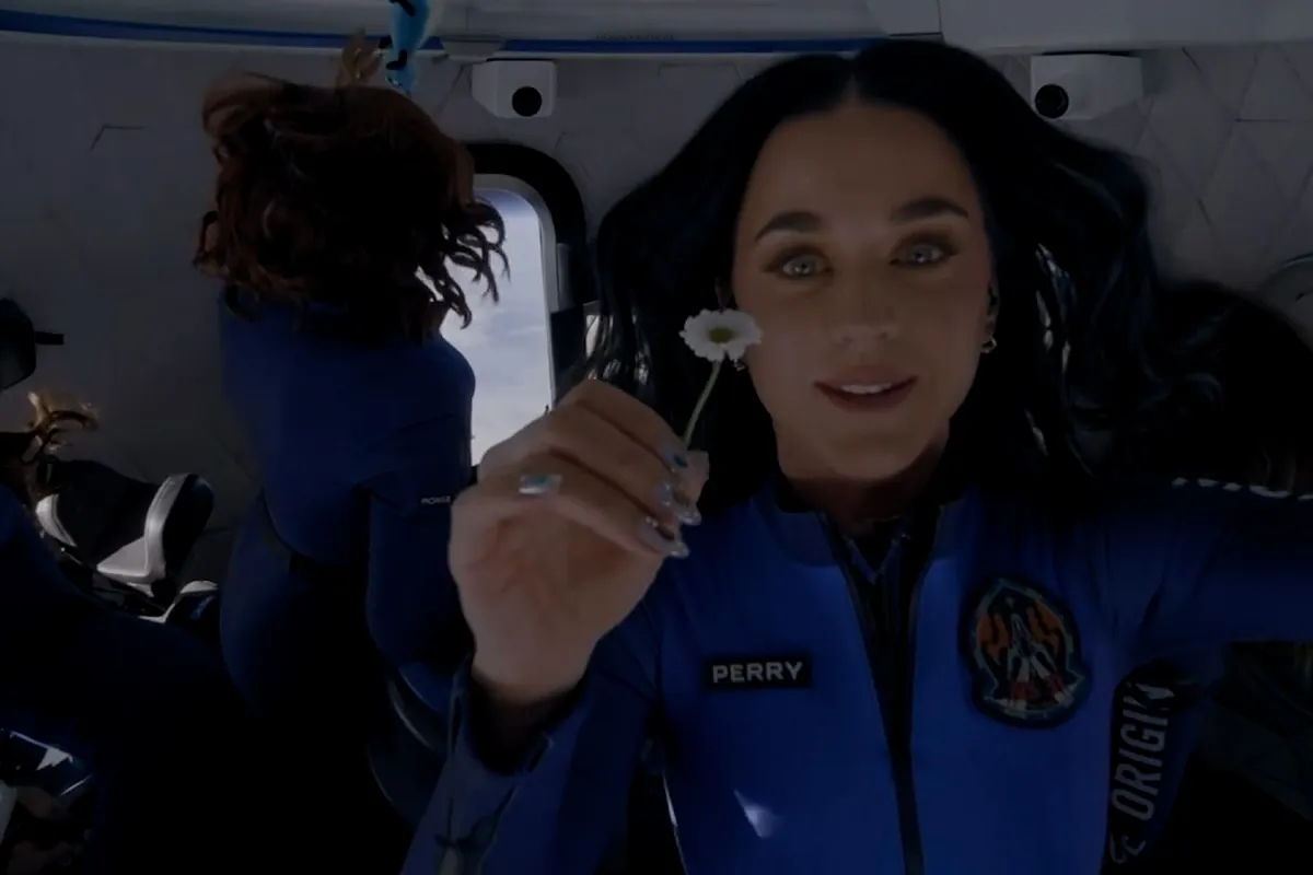 So lebten sie in Katy Perry, der Frau von Bezos und 4 anderen Frauen, die in den Weltraum fliegen