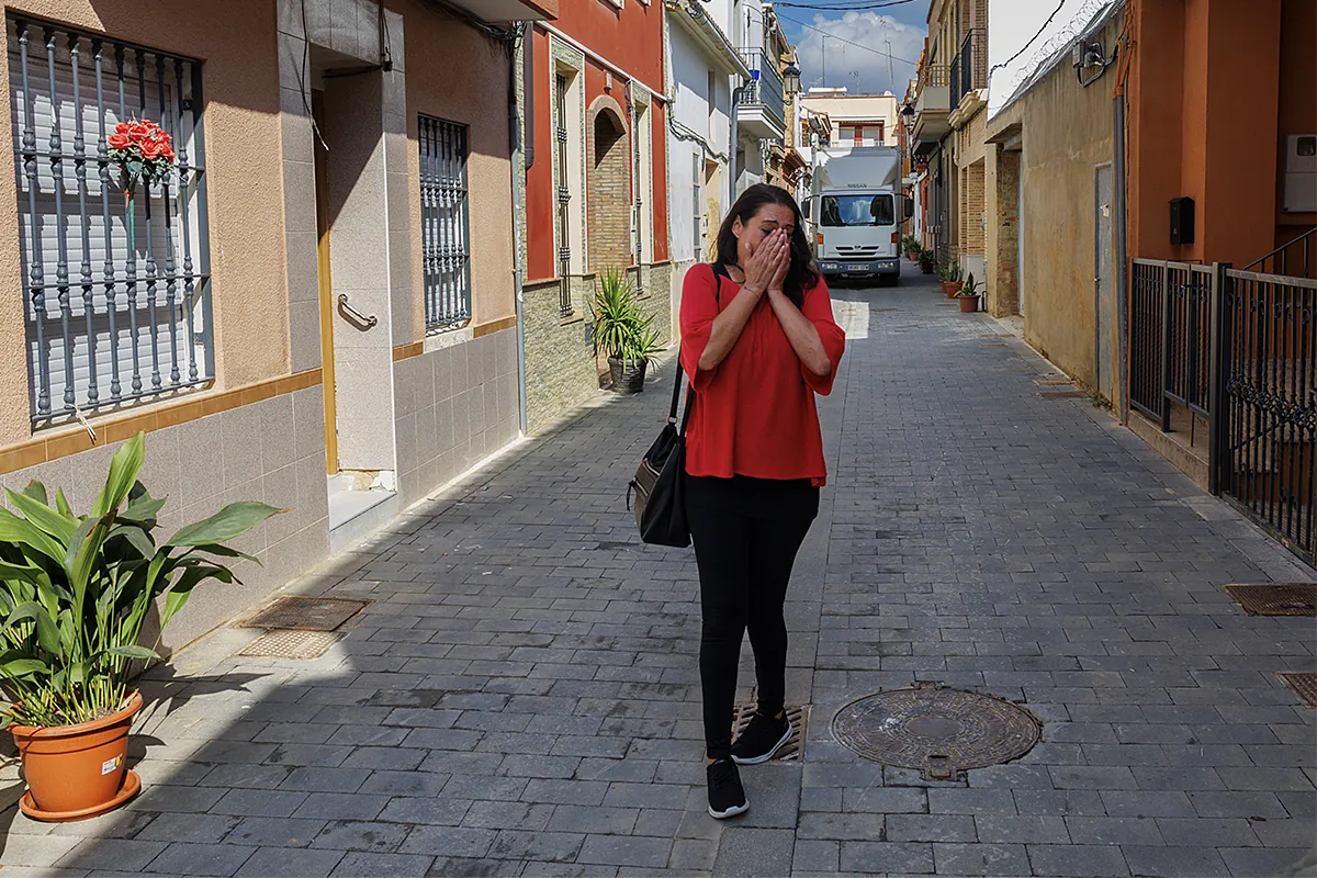 Regreso a Paiporta con Raquel, que pasó dos días con el cadáver de su tío en el salón, y otras dos familias conectadas por la dana:  Fue una guerra sin bombas