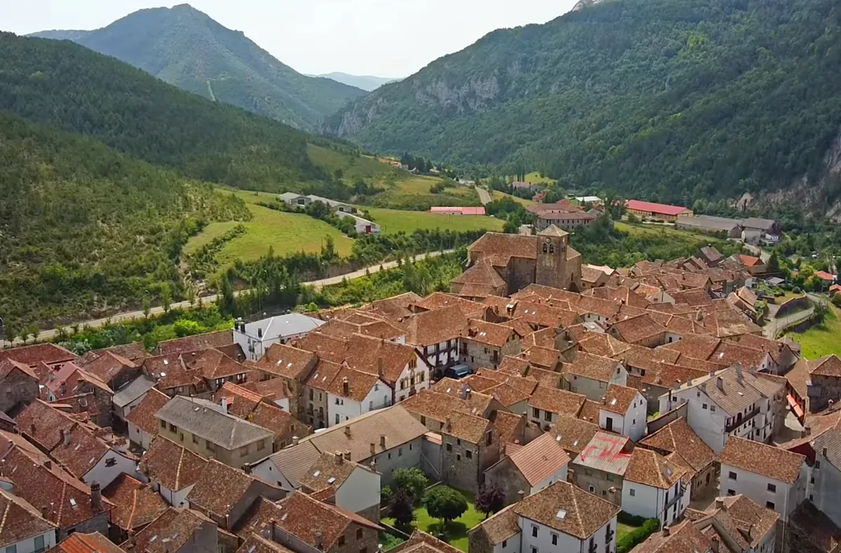 El pueblo del Pirineo aragonés que enamoró a José Luis Martínez-Almeida: calles de piedra, naturaleza en estado puro y rutas espectaculares